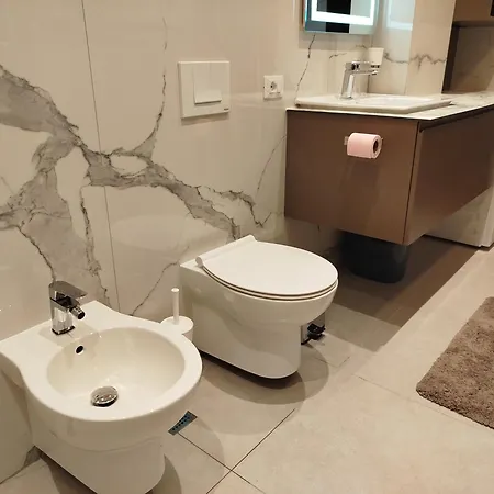 Sunhill Spacious 2 Bedroom Luxury * טיראנה